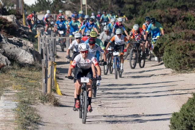 Pelotón de ciclistas participando en la Volta Formentera BTT