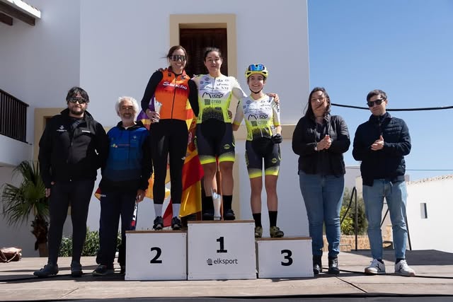Participantes de la Volta posando con equipación ciclista
